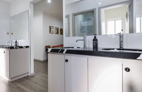 Brunswick East Hotel | 102 Luxury Queen Room with Hotel Experience Fast WiFi Close to Tram, 18 mins to CBD 24/7 Security