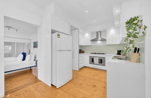 Athelstone House | 11+ Guests | 6BR, Granny Flat, 3 Kitchens, Hiking Nearby