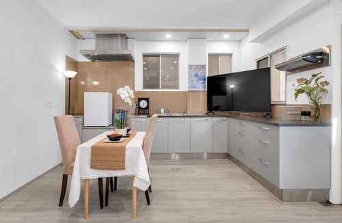 Athelstone House | 11+ Guests | 6BR, Granny Flat, 3 Kitchens, Hiking Nearby