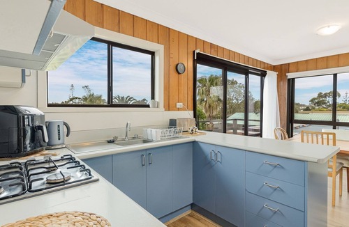 Bermagui House | 13 Golf Road - direct golf course access