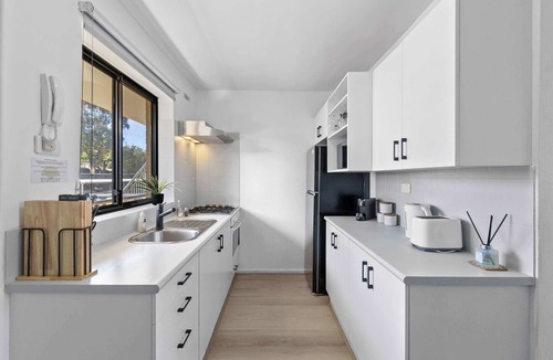 Mosman Park Apartment | 15 Calm & Cosy w Parking - Walk to Beach & Train