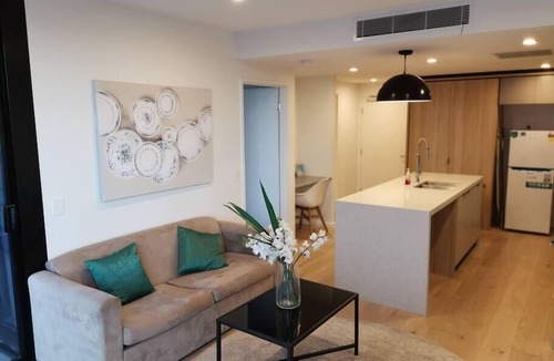 Woolloongabba Apartment | 1BR Stadium Suite: Parking + Free WiFi