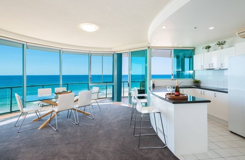 Main Beach Apartment | 2 Bedroom Ocean View Apartment