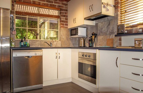 Armidale House | 2 Bedroom + Office | 2 Bath| Quiet & Private | Walk to CBD