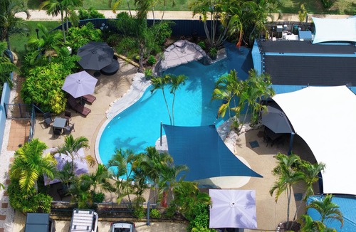 Urangan Villa | 2 Bedroom - Pet Friendly - Family Fun - Heated Pool - Swim up Bar - Beach Stroll