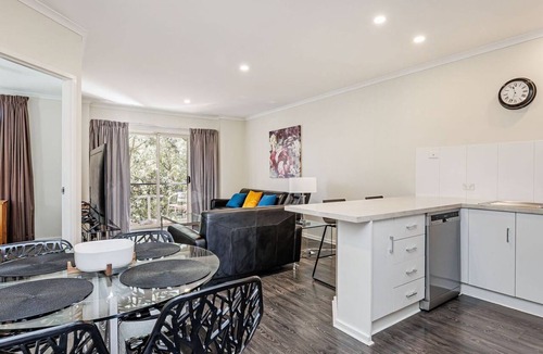 North Adelaide Apartment | 2 BR Apartment with Car Parking on Melbourne Street
