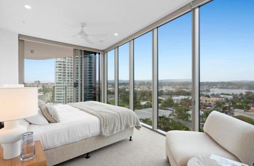 Main Beach Apartment | 2 BR Panoramic Gold Coast Views - Luxury High-Rise