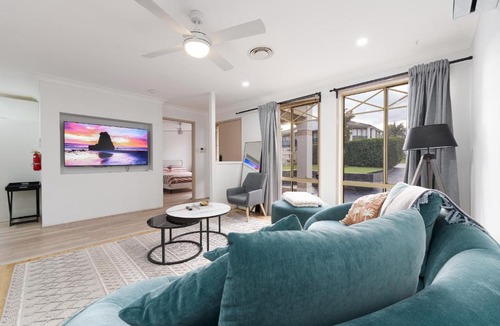 Stanhope Gardens Apartment | 2 BR spacious Granny near Stanhope Leisure Centre