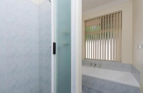 Carlisle House | 2 homely rooms with private bathroom