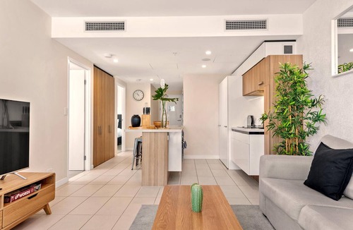 Fortitude Valley Apartment | 2 Kings + 2 Baths near James Street | Rooftop Pool & Skyline Terrace | Parking