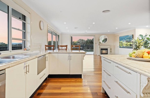 Robin Hill House | 2 Private Homes | Sleeps 26 | Pool, Spa | Mt Panorama | Farm Animals
