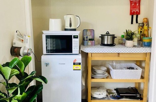 Buddina Apartment | 200m to beach, pet-friendly, tropical courtyard in Buddina - perfect for couples.