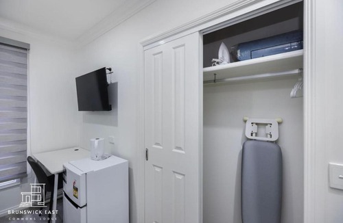 Brunswick East Apartment | 207 Chic Queen BR with Fast WiFi - Brunswick East - 30 Percent OFF