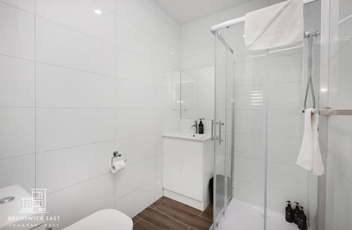 Brunswick East Apartment | 207 Chic Queen BR with Fast WiFi - Brunswick East - 30 Percent OFF