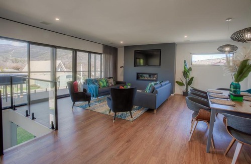 Bright Apartment | 27 On Mountbatten