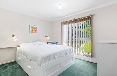 Dalmeny House | 28 Nioka Street, Dalmeny - Perfect Lake location