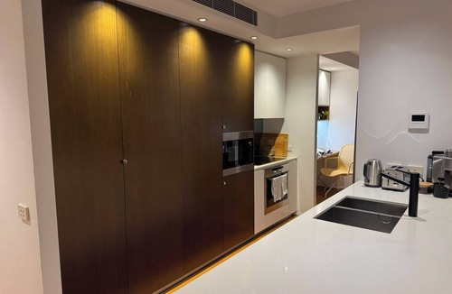 Capital Hill Apartment | 2B2B Executive Residence in Barton, 7-9 min walk to PH, M-Oval & Lake BG