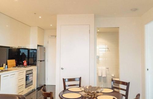 Southbank Apartment | 2BDR City Views with Pool and Tennis Court