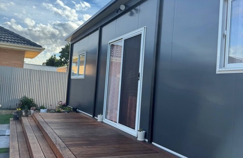 Jacana Cabin | 2BR Airport Stay 10 min to Melbourne Airport/Free Parking
