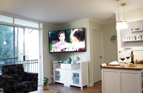 Mandurah Apartment | 2BR Apartment with Pool & Tennis Court, Walk to Beach & Shops