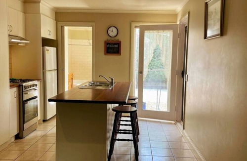 Bendigo Cottage | 2BR furnished cottage available near Bendigo Hospital