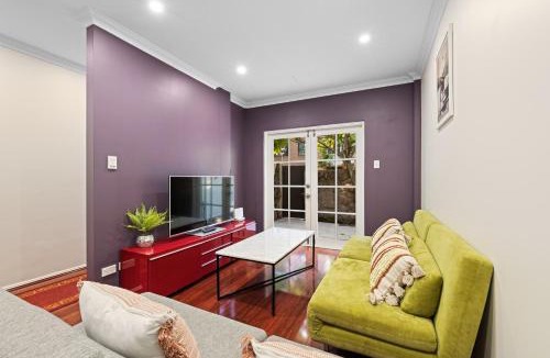 Pyrmont House | 2BR House near Fish Market, Darling Harbour & ICC & CBD