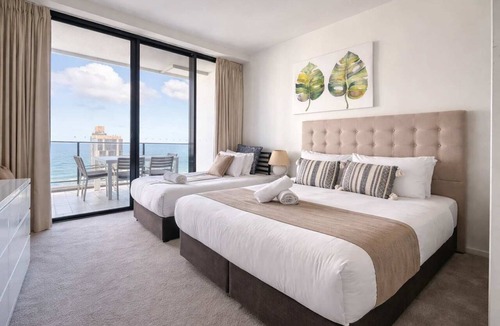 Broadbeach Apartment | 2BR Ocean View Apt Heated Pool Spa