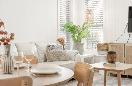 Rockingham House | 2BR Rockingham Beach Retreat
