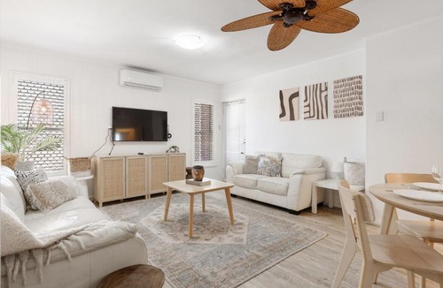 Rockingham House | 2BR Rockingham Beach Retreat