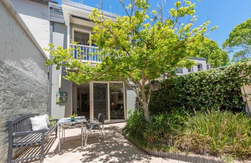 Alexandria Apartment | 2BR Terrace on Leafy Tree-Lined Street