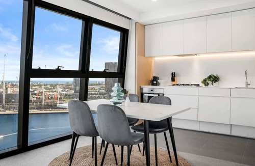 Docklands Apartment | 2BR Waterfront Marina Tower Apt. with Rooftop Pool
