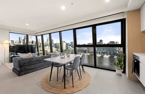 Docklands Apartment | 2BR Waterfront Marina Tower Apt. with Rooftop Pool
