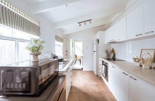 Redfern House | 3-Bed Redfern Stn mins to CBD | Sleeps 7 + Parking