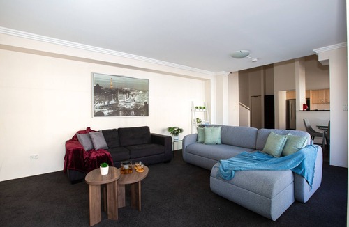 Pyrmont Apartment | 3 bedroom apartment | 5 mins walk to Darling Harbour with Free Parking