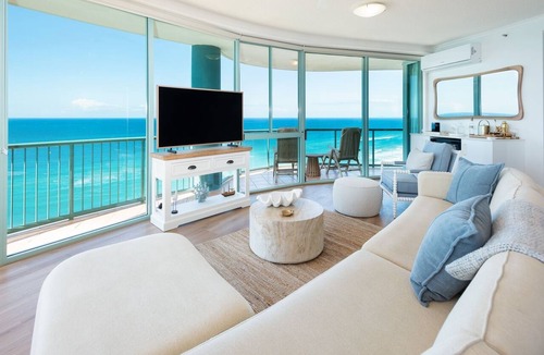 Main Beach Apartment | 3 Bedroom Skyview Sub Penthouse