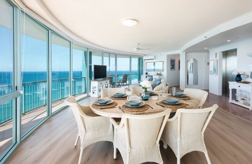 Main Beach Apartment | 3 Bedroom Skyview Sub Penthouse