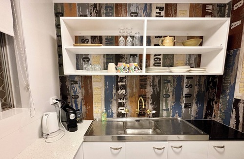 Subiaco Apartment | 🚆 3 mins to West Leederville Station 🚗 Secure gated parking any size 🌿 Private balcony 🏡 Comfortable 1BR apartment for 2 🍳 Full kitchen 📶 Wi-Fi unlimited 🧺 On-site laundry 🌳 Opposite Mueller Park ☕ Minutes to Subiaco cafés