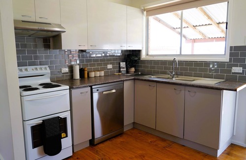 Denman House | 3 Queen Beds, Work-Ready, Parking