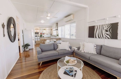 Mooloolaba House | 300m to Beach | 10min Stroll to Restaurants | Pet Friendly | Family Sized Home