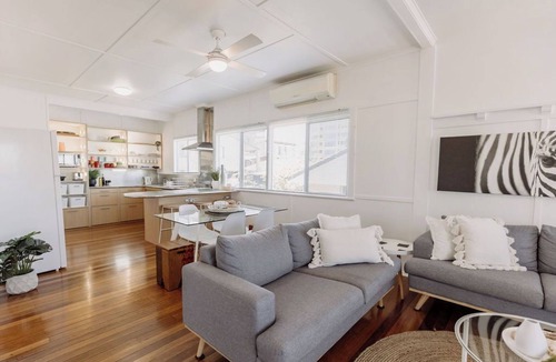 Mooloolaba House | 300m to Beach | 10min Stroll to Restaurants | Pet Friendly | Family Sized Home