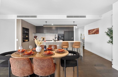 South Brisbane Apartment | 31F Premium 3BR Skyline River Views Brisbane One