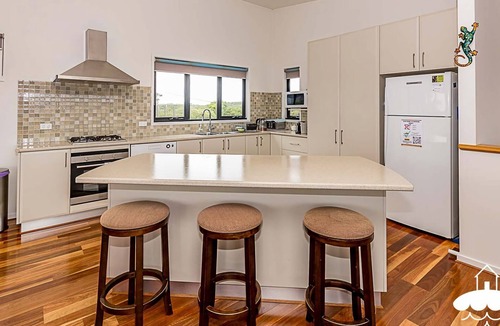 Sandy Point House | 37 Oceanview Pde Stay 3 Pay 2 Winter Special