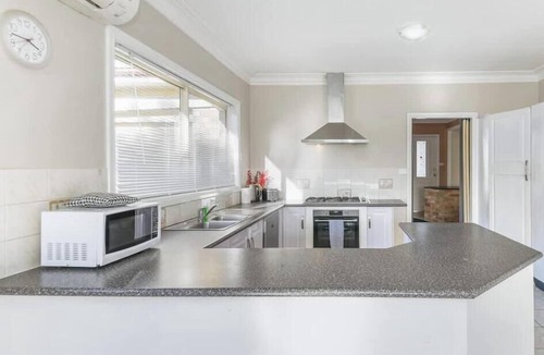 San Remo House | 3B Beach walk | Private backyard + parking