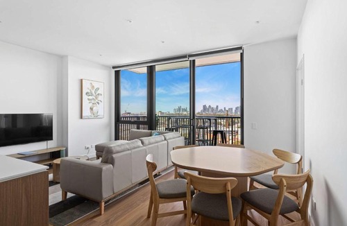 Brunswick Apartment | 3BR 2Bath FREE PARKING Balcony w Cityviews