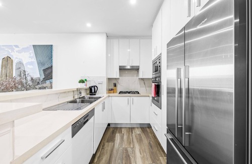 Darling Harbour Apartment | 3BR Apt w Parking near Darling Harbour & ICC & CBD