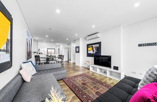 Darling Harbour Apartment | 3BR Apt w Parking near Darling Harbour & ICC & CBD
