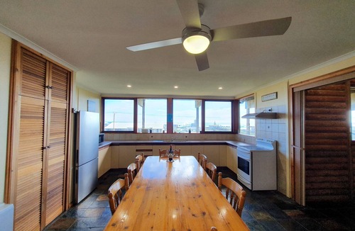 Middleton House | 3BR Beach House Sleeps 8 – Fire Pit, Ocean Views, 250m to Sand | Ideal for Extended Stays