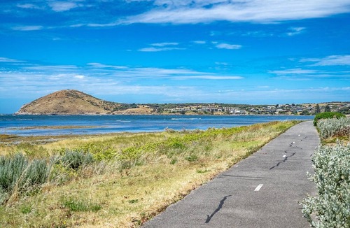 Encounter Bay Apartment | 3BR Beachfront Apt 'By the Sea' – Ocean Views, Near The Bluff | Ideal for Extended Staysff |