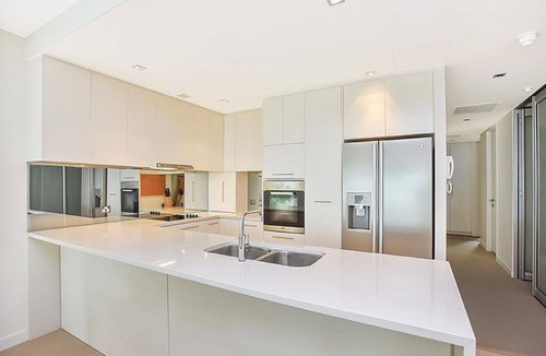 Victor Harbor Apartment | 3BR Breeze Beachfront Apt no 1 – Esplanade Views, Balcony, Secure Parking | Ideal for Extended Stays