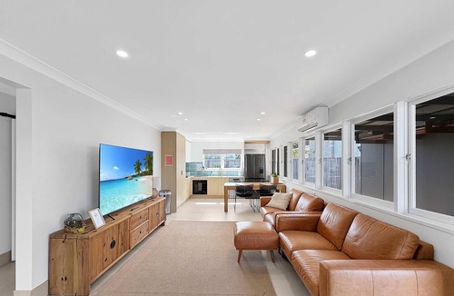Caloundra House | 3BR Caloundra Home Walk to Beach Boat Parking